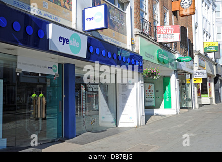 EyeSite und Specsavers Optiker neben einander in Brighton UK Stockfoto