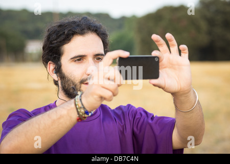 Junger Mann eine Aufnahme beim Wandern in der Natur Stockfoto