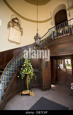 Großbritannien, England, Birmingham, St Philip Kathedrale, Eingangshalle und Treppe zur Galerie Stockfoto