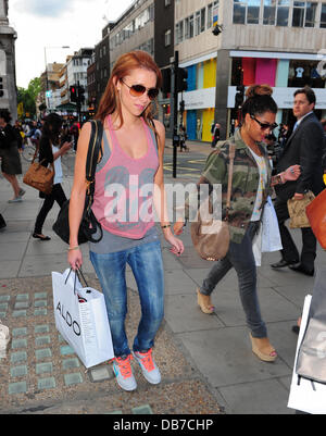 Una Healy, Vanessa White 'The Saturdays"Einkaufen im Zentrum von London London, England - 11.05.11 Stockfoto