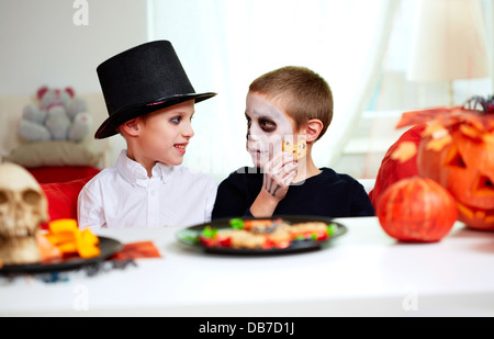 Foto von zwei unheimlichen jungen Kekse am Halloween-Tag Stockfoto