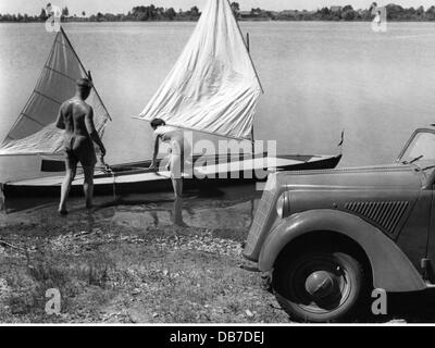 Freizeit, Paar am Seeufer, Kanu mit Segeln ins Wasser lassen, um 1939, Zusatzrechte-Clearences-nicht vorhanden Stockfoto