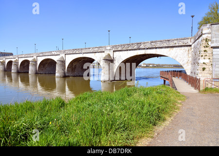 Cessart Brücke über die Loire bei Saumur, Gemeinde im Département Maine-et-Loire, Pays De La Loire-Region im westlichen Fra Stockfoto