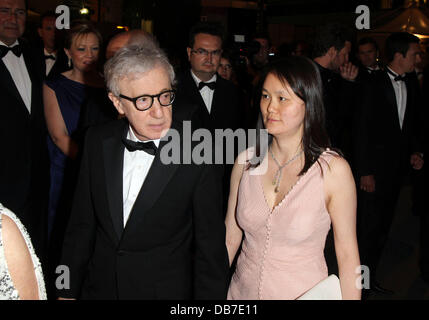 Regisseur Woody Allen und seine Frau Soon-Yi bei den Internationalen Filmfestspielen von Cannes 2011 - Tag 1 - Eröffnungszeremonie - Abfahrten Cannes, Frankreich - 11.05.11  Stockfoto