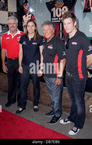 Rick Mears, Simona De Silvestro, Mario Andretti und Marco Andretti Macy feiert den 100. Jahrestag der 500 Meilen von Indianapolis am Herald Square New York City, USA - 11.05.11 Stockfoto