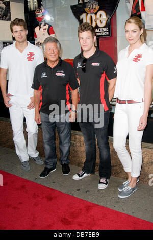 Mario Andretti und Marco Andretti Macy feiert den 100. Jahrestag der 500 Meilen von Indianapolis am Herald Square New York City, USA - 11.05.11 Stockfoto