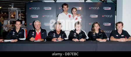 Rick Mears, Simona De Silvestro, Mario Andretti und Marco Andretti Macy feiert den 100. Jahrestag der 500 Meilen von Indianapolis am Herald Square New York City, USA - 11.05.11 Stockfoto