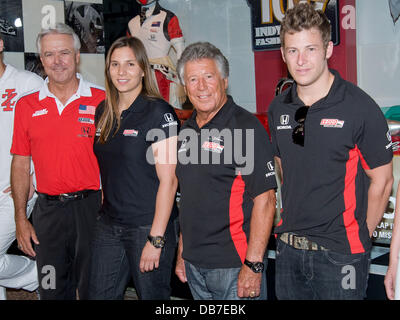 Rick Mears, Simona De Silvestro, Mario Andretti und Marco Andretti Macy feiert den 100. Jahrestag der 500 Meilen von Indianapolis am Herald Square New York City, USA - 11.05.11 Stockfoto