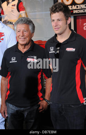 Mario Andretti und Marco Andretti Macy feiert den 100. Jahrestag der 500 Meilen von Indianapolis am Herald Square New York City, USA - 11.05.11 Stockfoto