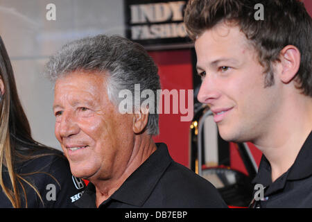 Mario Andretti und Marco Andretti Macy feiert den 100. Jahrestag der 500 Meilen von Indianapolis am Herald Square New York City, USA - 11.05.11 Stockfoto