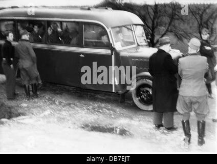 Grenzen, Grenzfälle, Zwischenfall an der deutsch-französischen Grenze bei Schweigern, Rheinland-Pfalz, 13.11.1952, Bus mit illegalen deutschen Rekruten für die französische Fremdenlegion, Bundesrepublik Deutschland, Westdeutschland, Frankreich, Politik, Militär, Rekrutierung, deutsch-französische Grenze, Rheinland-Pfalz, Rheinland-Pfalz, Rheinland-Pfalz, Menschenschmuggel, Männer, Mann, 1950er, 50er, 50er, 20. Jahrhundert, , Zusätzliche-Rechte-Clearences-Nicht Verfügbar Stockfoto