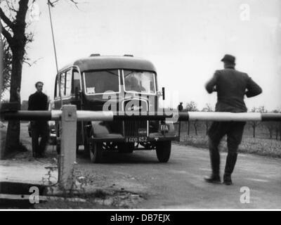 Grenzen, Grenzfälle, Zwischenfall an der deutsch-französischen Grenze bei Schweigern, Rheinland-Pfalz, 13.11.1952, Bus mit illegalen deutschen Rekruten für die französische Fremdenlegion, deutscher Zollbeamter hält den Bus an, Zusatzrechte-Abfertungen-nicht verfügbar Stockfoto