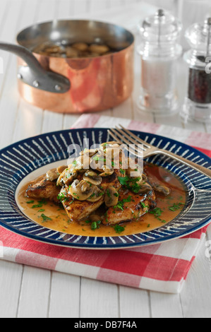 Chicken Marsala. Hähnchen Schnitzel mit Pilzen und Marsala-Wein Stockfoto