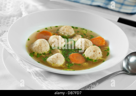 Hühnersuppe mit Kneidlach Matza Kugeln Stockfoto