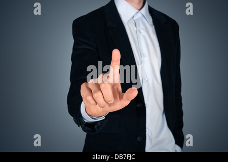 Porträt der schönen Geschäftsmann berühren einen leeren Bildschirm unsichtbaren. Tippen Sie auf Bild-Konzept. Auf dunklem Hintergrund isoliert Stockfoto