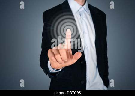 Porträt der Unternehmer auf unsichtbare Schaltfläche berühren. Tippen Sie auf Bild-Konzept. Auf dunkelgrauen Hintergrund isoliert. Stockfoto