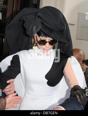 Lady Gaga verlassen ihr Hotel, wo an einer Stelle sie nahm einen Wäschetrockner, aber durch ihre Sicherheit Wachen aufgehalten wurde. London, England - 12.05.11 Stockfoto