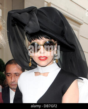 Lady Gaga verlassen ihr Hotel, wo an einer Stelle sie nahm einen Wäschetrockner, aber durch ihre Sicherheit Wachen aufgehalten wurde. London, England - 12.05.11 Stockfoto