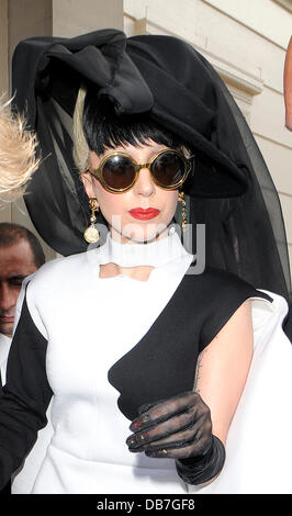 Lady Gaga verlassen ihr Hotel, wo an einer Stelle sie nahm einen Wäschetrockner, aber durch ihre Sicherheit Wachen aufgehalten wurde. London, England - 12.05.11 Stockfoto