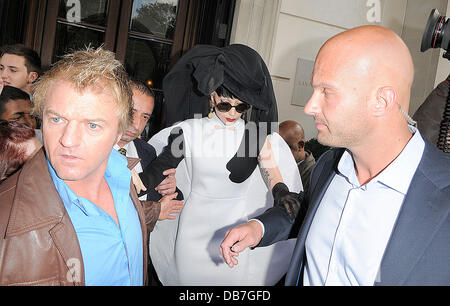 Lady Gaga verlassen ihr Hotel, wo an einer Stelle sie nahm einen Wäschetrockner, aber durch ihre Sicherheit Wachen aufgehalten wurde. London, England - 12.05.11 Stockfoto