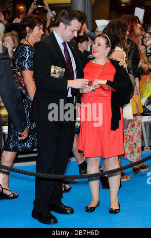 Ein Mann schlug vor, seine Freundin auf dem Teppich, sie sagte ja! "Pirates of the Caribbean: On Stranger Tides UK Filmpremiere statt an der Westfield Shopping Centre - Ankünfte. London, England - 12.05.11 Stockfoto