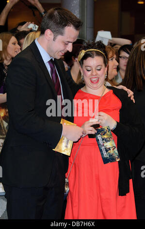 Ein Mann schlug vor, seine Freundin auf dem Teppich, sie sagte ja! "Pirates of the Caribbean: On Stranger Tides UK Filmpremiere statt an der Westfield Shopping Centre - Ankünfte. London, England - 12.05.11 Stockfoto