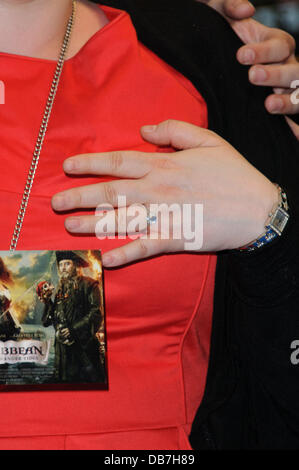 Ein Mann schlug vor, seine Freundin auf dem Teppich, sie sagte ja! "Pirates of the Caribbean: On Stranger Tides UK Filmpremiere statt an der Westfield Shopping Centre - Ankünfte. London, England - 12.05.11 Stockfoto