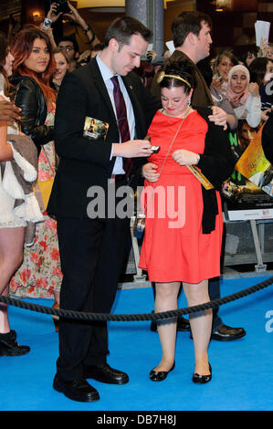 Ein Mann schlug vor, seine Freundin auf dem Teppich, sie sagte ja! "Pirates of the Caribbean: On Stranger Tides UK Filmpremiere statt an der Westfield Shopping Centre - Ankünfte. London, England - 12.05.11 Stockfoto