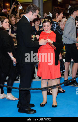 Ein Mann schlug vor, seine Freundin auf dem Teppich, sie sagte ja! "Pirates of the Caribbean: On Stranger Tides UK Filmpremiere statt an der Westfield Shopping Centre - Ankünfte. London, England - 12.05.11 Stockfoto