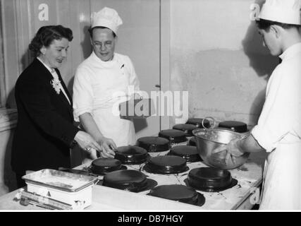 Geographie / Reisen, Österreich, Wien, Gastronomie, Hotel 'Sacher', Inhaber Poldi Gürtler betreut die Produktion des Sacherteigs, 50er Jahre, Zusatzrechte-Clearences-nicht vorhanden Stockfoto