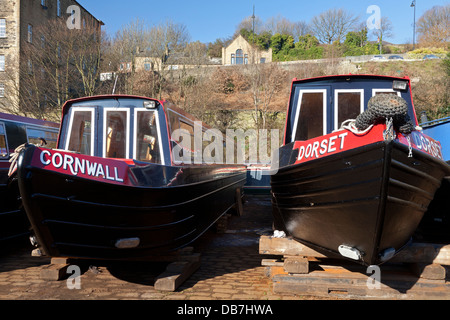 Warten auf den Beginn der Saison mieten bei der Kanal-Becken, Sowerby Bridge, West Yorkshire Boote mieten Stockfoto