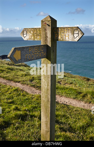 Fußwegschild auf dem Southwest Coast Path, in der Nähe von Hartland Point, in der Nähe von Bideford, North Devon, Großbritannien. Stockfoto