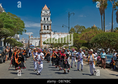 indigenes Volk mit traditionellen Kostümen tanzen in die Straße von Sucre, Bolivien, Südamerika Stockfoto