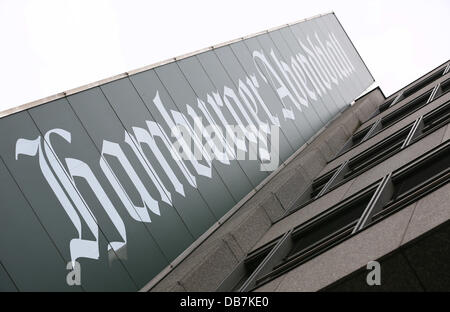 Der Schriftzug "Hamburger Abendblatt" ist bei der Axel Springer Verlag in Hamburg, Deutschland, 25. Juli 2013 sehen. Berichte sagen, dass Axel Springer verkauft die Regionalzeitung Gruppe Berliner Morgenpost und Hamburger Abendblatt sowie sein Programm und Frauenzeitschriften an die Funke-Medien-Gruppe für 920 Millionen Euro. Foto: CHRISTIAN CHARISIUS Stockfoto