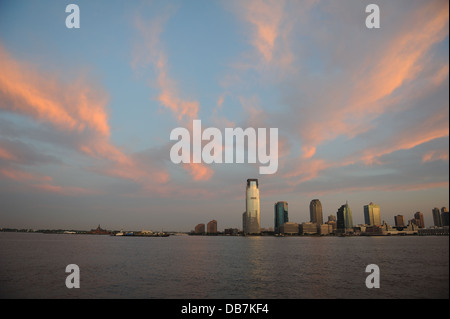 Sonnenaufgang auf dem Hudson River auf der Suche nach Jersey City, New Jersey, deren Skyline von der Goldman Sachs dominiert wird Gebäude. Stockfoto