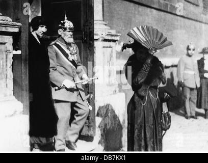 Leopold-Fürst von Bayern, 9.2.1846 - 28.9.1930, deutscher General, volle Länge, mit Frau Erzduchess Gisela von Österreich, die Münchner Residenz verlassen, 13.10.1921, Stockfoto