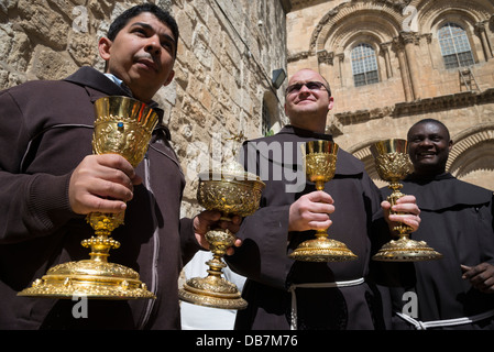 Franziskaner tragen Kultobjekte. Innenhof des Heiligen Grabes. Altstadt von Jerusalem. Israel. Stockfoto