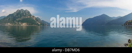 Corna Trentapassi, 1248m und Monte Isola Insel im Lago d ' Iseo und Lago Iseosee Stockfoto