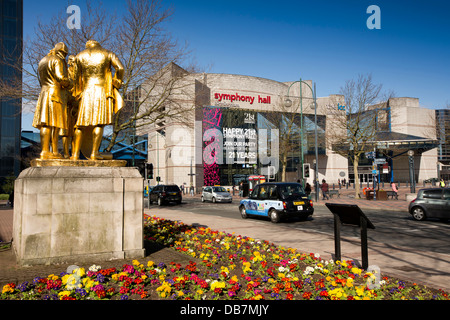 Großbritannien, England, Birmingham, Broad Street, die drei goldenen jungen Statue von Boulton, Watt und Murdoch gegenüber Symphony Hall Stockfoto