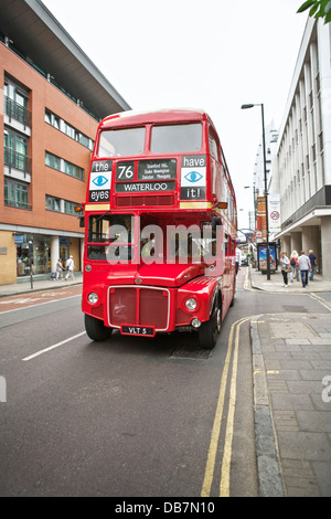 Einem roten Londoner Routemaster Bus auf einer Straße in der Londoner City Stockfoto