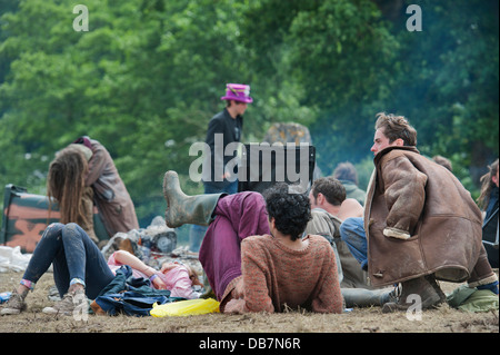 Glastonbury 2013 UK Nachtschwärmer aufwachen in den Steinkreis Stockfoto