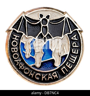Kommunismus sowjetischen Emaille Abzeichen - Novafonskaya Höhle - Fledermaus und Stalaktiten Stockfoto