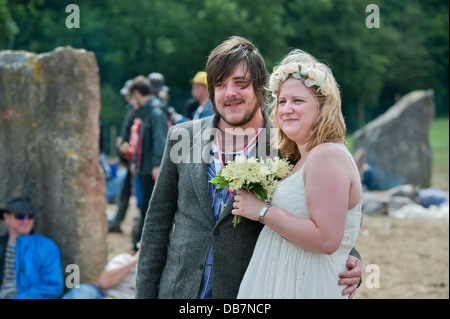 Glastonbury Festival 2013 - Mark und Rebecca Jordan aus Bedfordshire segne ihre Hochzeit in den Steinkreis. Stockfoto