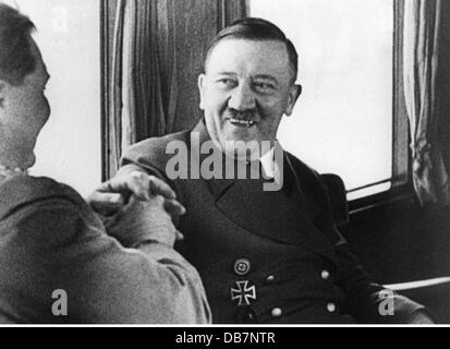 Hitler, Adolf, 20.4.1889 - 30.4.1945, deutscher Politiker (NSDAP), Reichskanzler 30.1.1933 - 30.4.1945, mit Hermann Göring in einem Zug, Anfang der 40er Jahre, Stockfoto