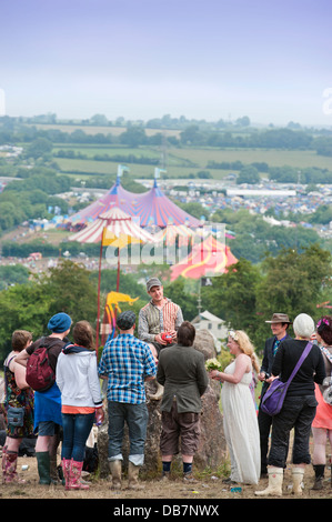 Glastonbury Festival 2013 - Mark und Rebecca Jordan aus Bedfordshire segne ihre Hochzeit in den Steinkreis. Stockfoto