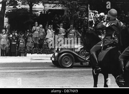 Mussolini, Benito, 29.7.1883 - 28.4.1945, italienischer Politiker (PNF), Premierminister 30.10.1922 - 25.7.1943, Besuch in Deutschland 25. - 29.9.1937, mit Reichserzkanzler Adolf Hitler im Auto, Umzug der Bundeswehr, Berlin, Stockfoto