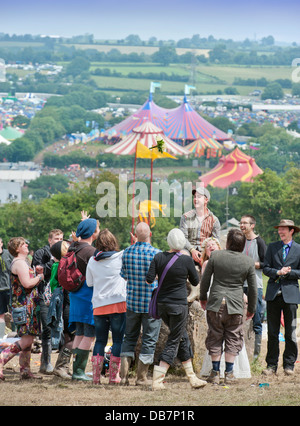 Glastonbury Festival 2013 - Mark und Rebecca Jordan aus Bedfordshire segne ihre Hochzeit in den Steinkreis. Stockfoto