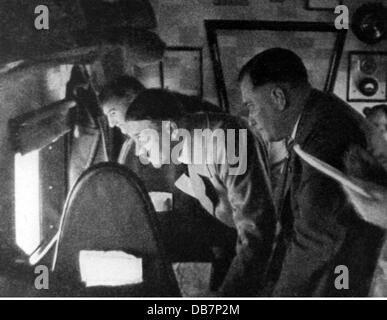 Hitler, Adolf, 20.4.1889 - 30.4.1945, deutscher Politiker (NSDAP), unterwegs in einem Flugzeug während des Wahlkampfes, 1932, Stockfoto