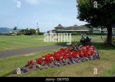 Isle of Bute Discovery Centre in Rothesay Wintergarten Gebäude in Rothesay Bute Schottland mit Blumenbeeten Stockfoto