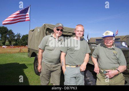 An der jährlichen Royal Cornwall Showground Rotary Club "Räder" Rallye sind drei Männer in Uniform mit amerikanischen Militärfahrzeugen Stockfoto